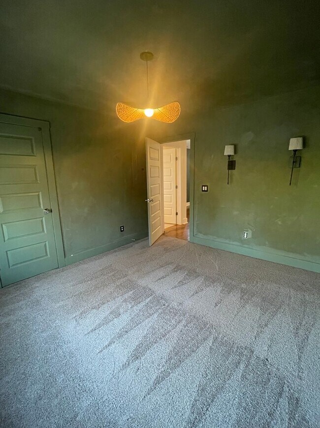 Building Photo - 561A Veritas St