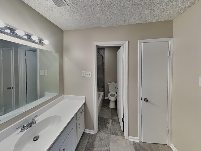 Building Photo - 1017 Hawkview Dr