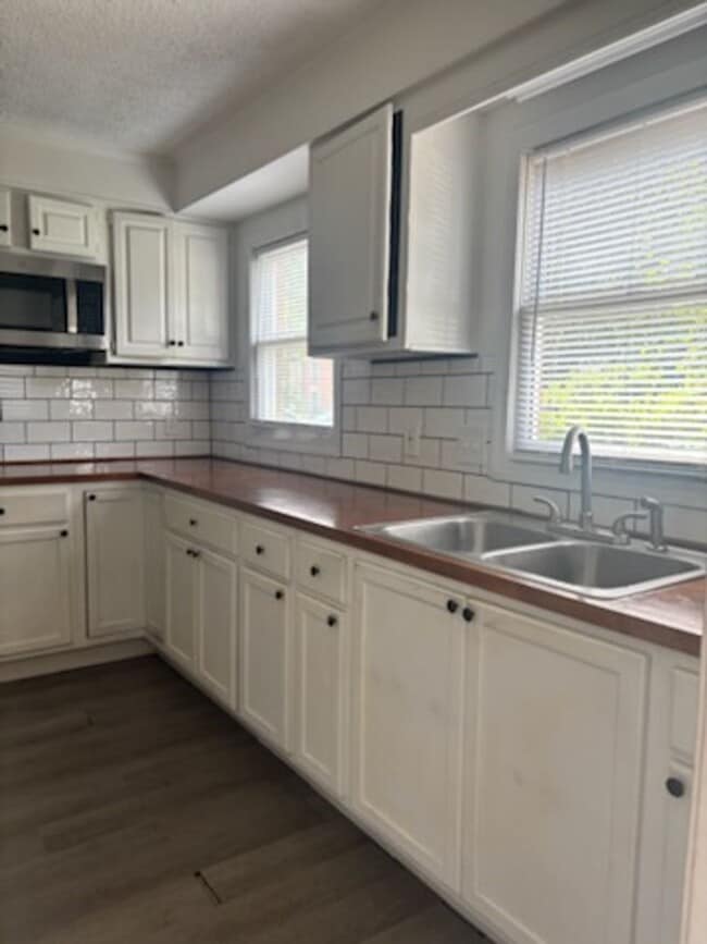 Building Photo - 352 Brookwood Lake Pl