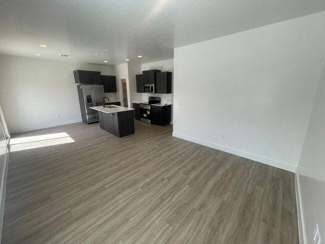 Building Photo - Beautiful Townhome! Washer and dryer included.