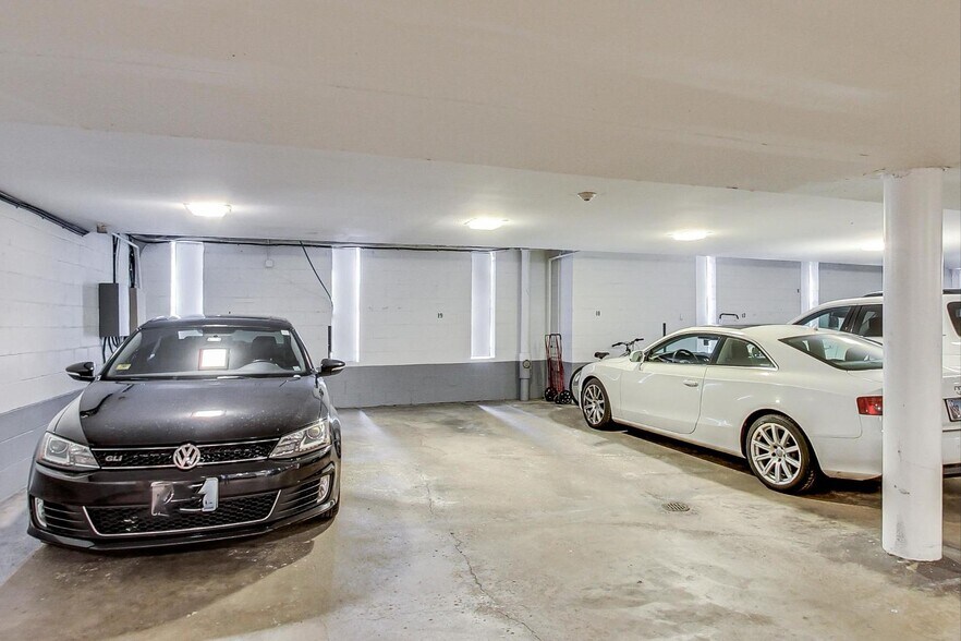 Building Photo - 400 Ascot Dr