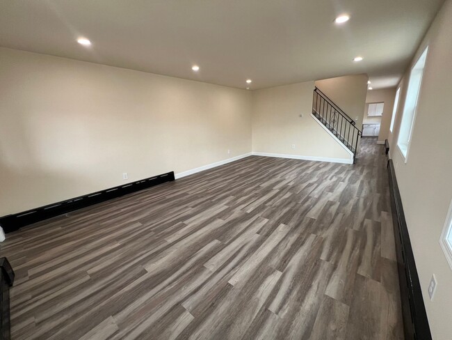 Building Photo - 955 E Main St