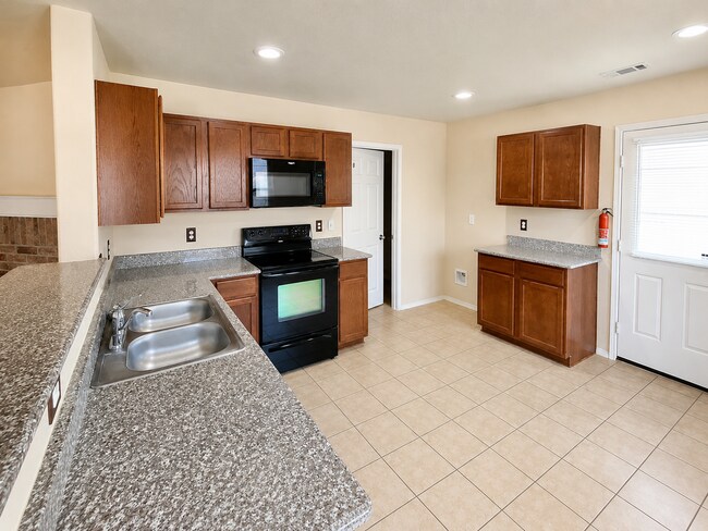 Building Photo - Open Floorplan and Amazing Resort Style Community!