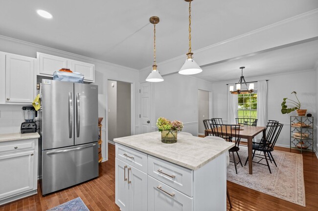 Building Photo - Gorgeous 3 Bedroom Traditional Home Locate...