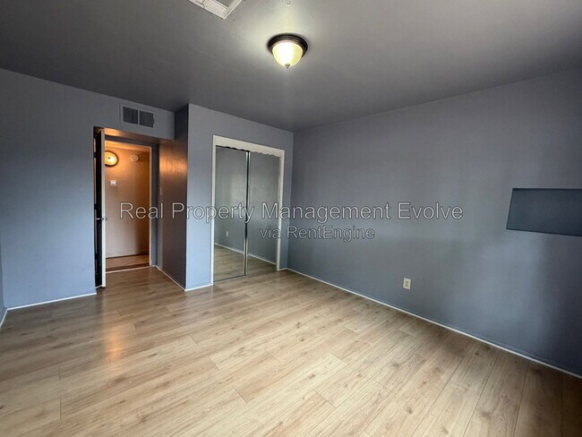 Building Photo - 2320 W Rose Ln