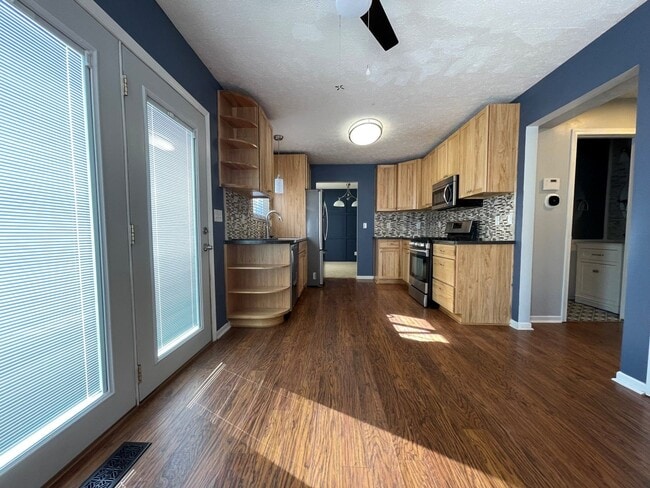 Building Photo - Home For Rent Bellevue.