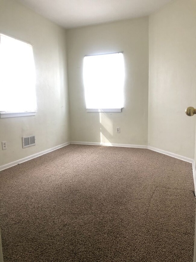 Building Photo - Cute 2 bedroom house next to park!