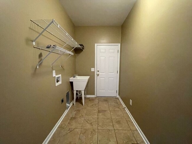 Building Photo - Northeast / Elgin- Offering Self Guided Tour with RENTLY!