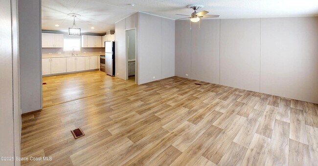 Building Photo - 709 Lark Dr