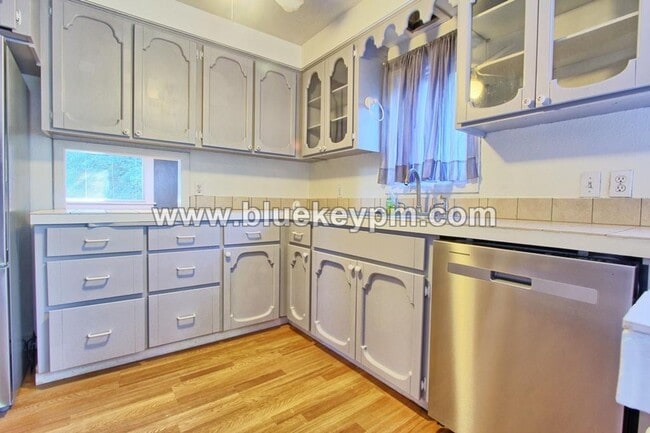 Building Photo - 3 Bed, 2 Bath Craftsman Home on Dead End R...
