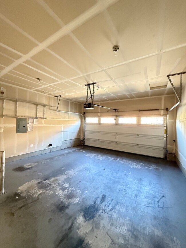 Building Photo - New! 3BD/2.5BTH Modern Townhouse in Greekb...
