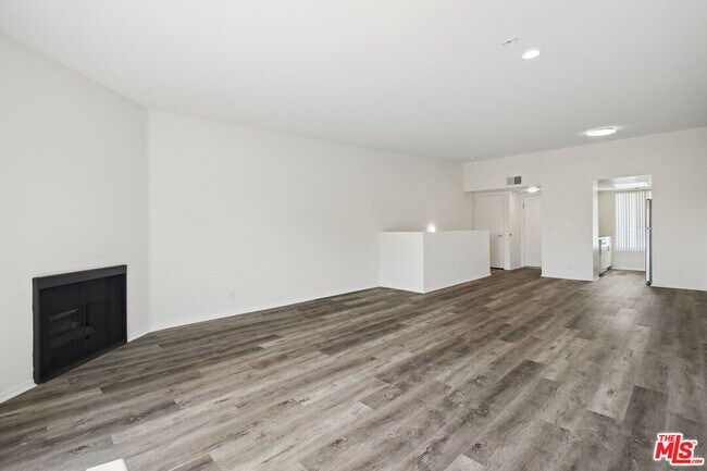 Building Photo - 870 S Crenshaw Blvd