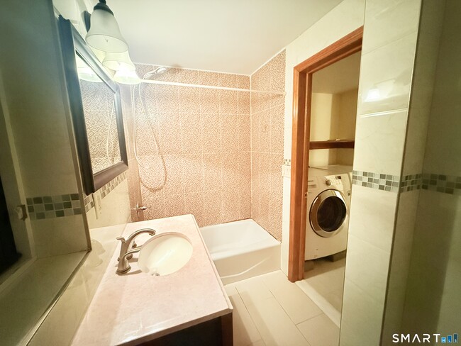 Building Photo - 7 Elm St