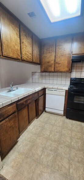 Kitchen Sink - 5913 Auburn Oaks Dr
