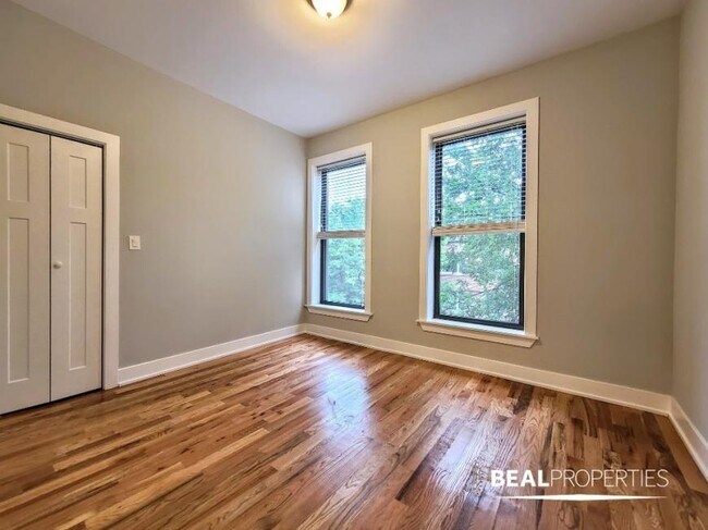 Building Photo - 3 bedroom in CHICAGO IL 60657