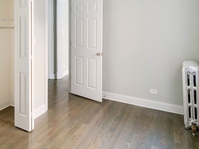 Building Photo - 5043 N Damen Ave