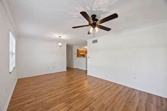 Building Photo - Spacious 1/1 unit available now for annual rent