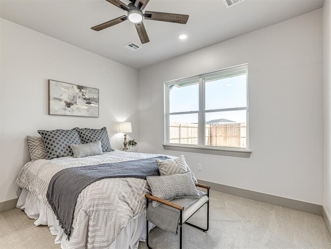 Building Photo - 2633 Crescent Ave