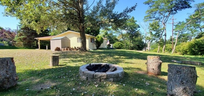 Building Photo - Off-Season Charming 3-Bedroom, 1.5-Bathroom Fully Furnished Rental