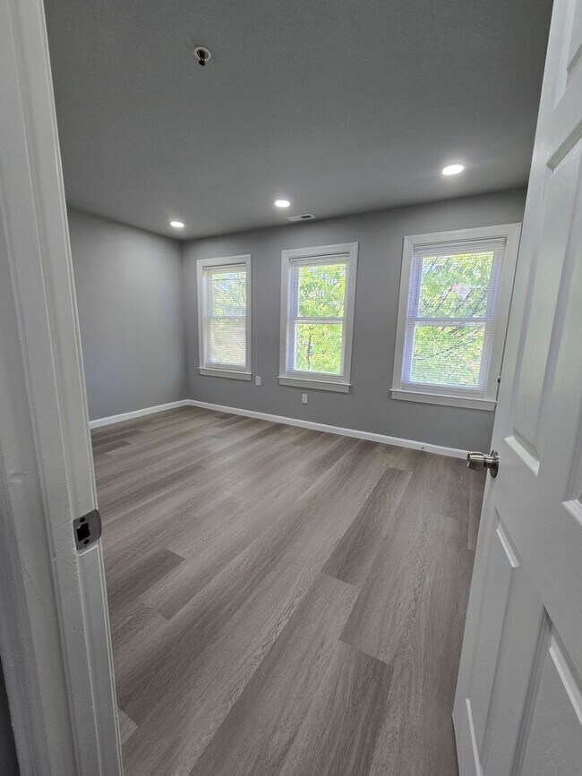 Building Photo - **VOUCHER HOLDERS **NEWLY REMODELED TOWNHOME IN CENTRAL LOCATION! 3 BEDROOM 2 1/2 BATH, FINISHED ...