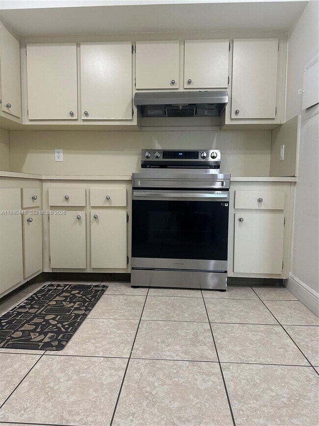 Building Photo - 919 Hillcrest Dr