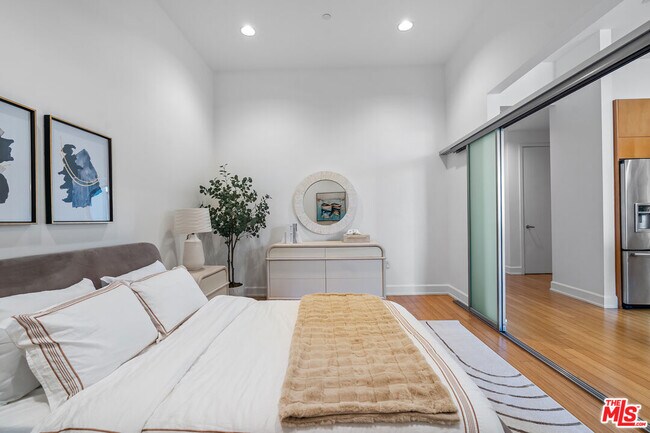 Building Photo - 3223 W 6th St