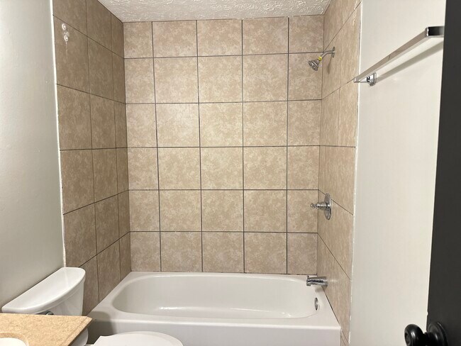 Building Photo - 1600 Worthington Row Dr