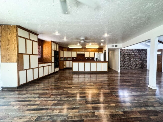 Building Photo - "Spacious 3-Bedroom Oasis in Yuma - 2,721 ...