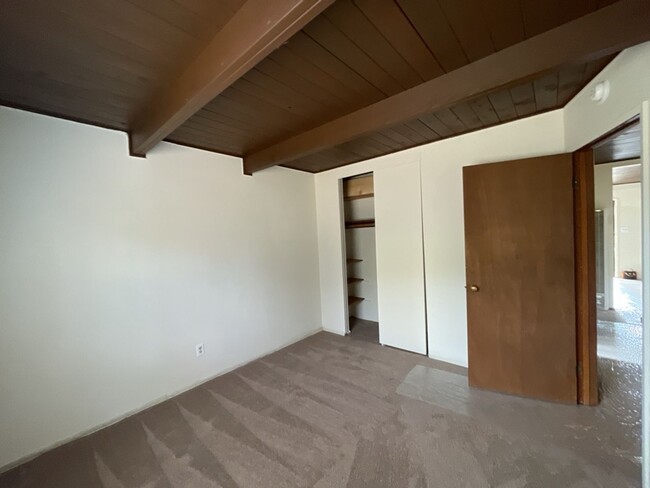 Building Photo - Spacious Pet Friendly Humboldt Hill Home