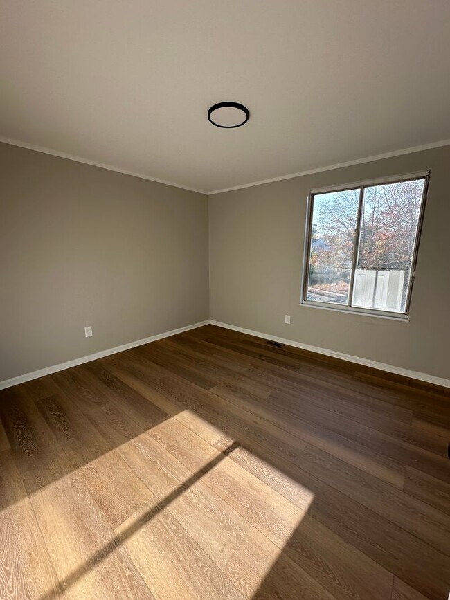 Building Photo - 4 bedroom 2.5 bath single family in Burlin...