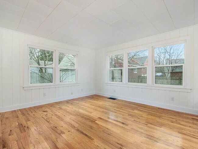 Building Photo - Charming 3BR in SE Grand Rapids