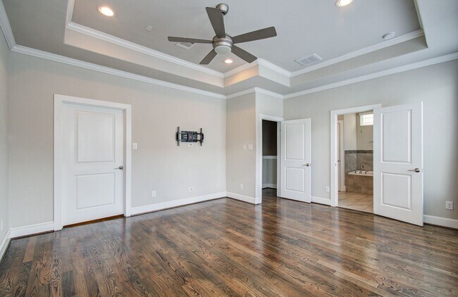 Building Photo - Beautiful 3-story House In the Heart of Ho...