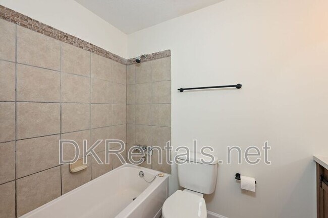 Building Photo - 201 Lenox Way NE