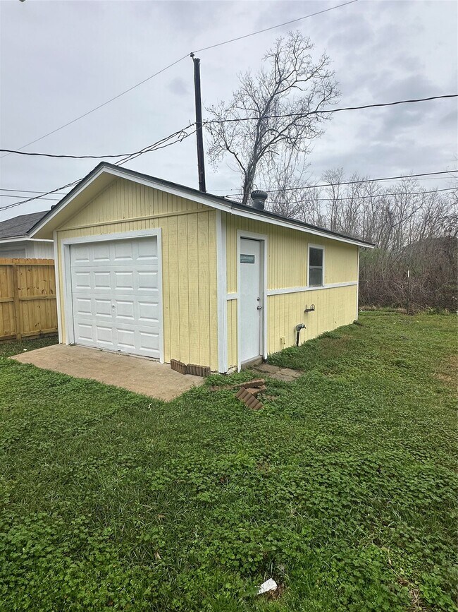 Building Photo - 501 Cindyrella Dr