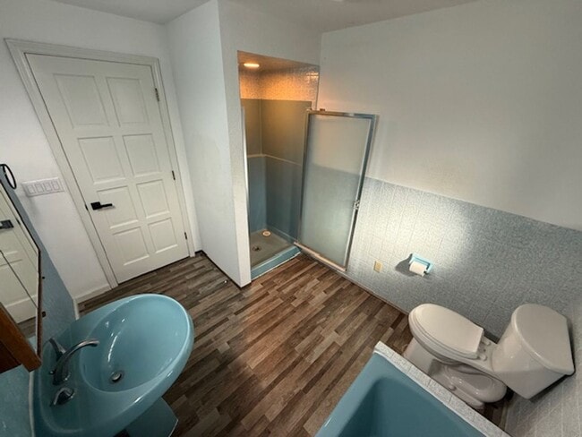 Building Photo - Spacious 3 Bedroom, 2 Bath home in Quality NB Neighborhood!