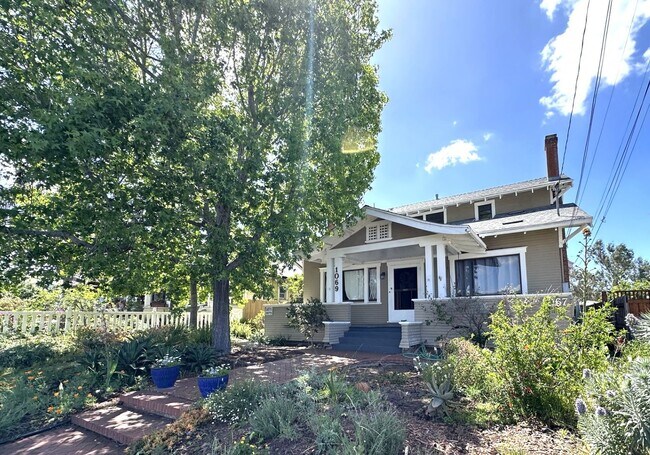 Building Photo - University Heights -Huge 1 Bedroom with Bonus Room/Bedroom and AC in Charming Vintage Building
