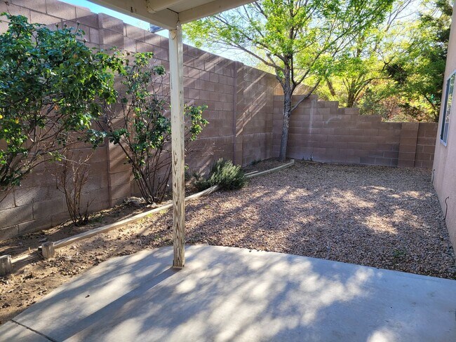 Building Photo - NW 4 Bedroom 2.5 Bath Home Available now!