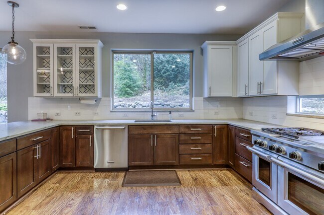 Building Photo - Gorgeous Large Home