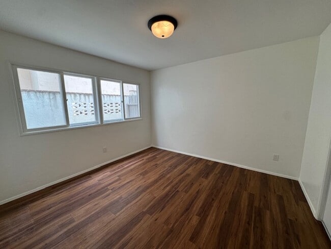 Building Photo - Recently Renovated 2 Bed / 2 Bath Apartmen...