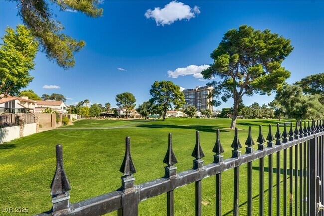 Building Photo - 840 Pinehurst Dr