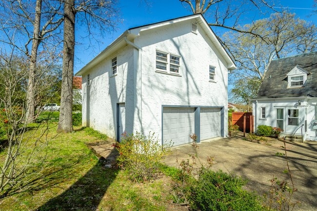Building Photo - 3 Bedroom 2 Bath Classic