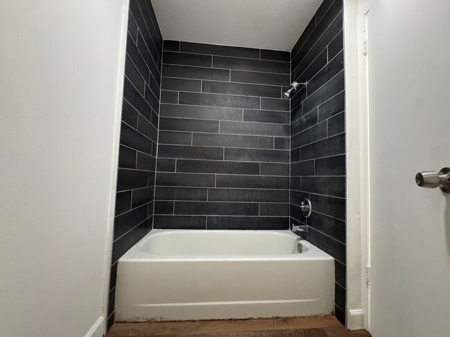 Building Photo - 1190 S Winery Ave