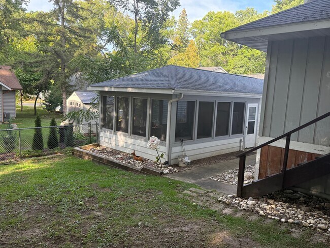 Building Photo - 709 Manor Dr