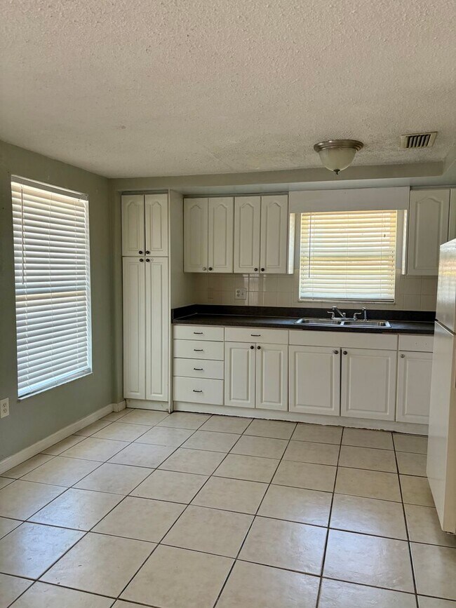 Building Photo - 2/1 Close to Downtown New Port Richey