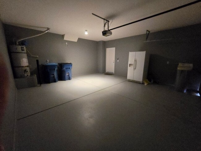 Building Photo - 3 Bedroom Updated Townhouse