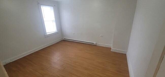 Building Photo - 438 E Strawberry St