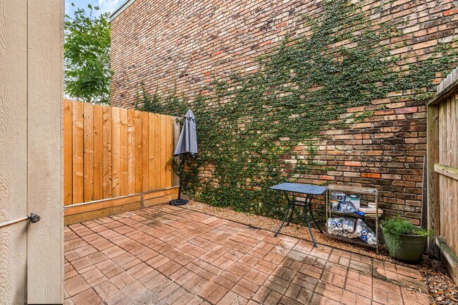 Building Photo - 4018 Blue Bonnet Blvd