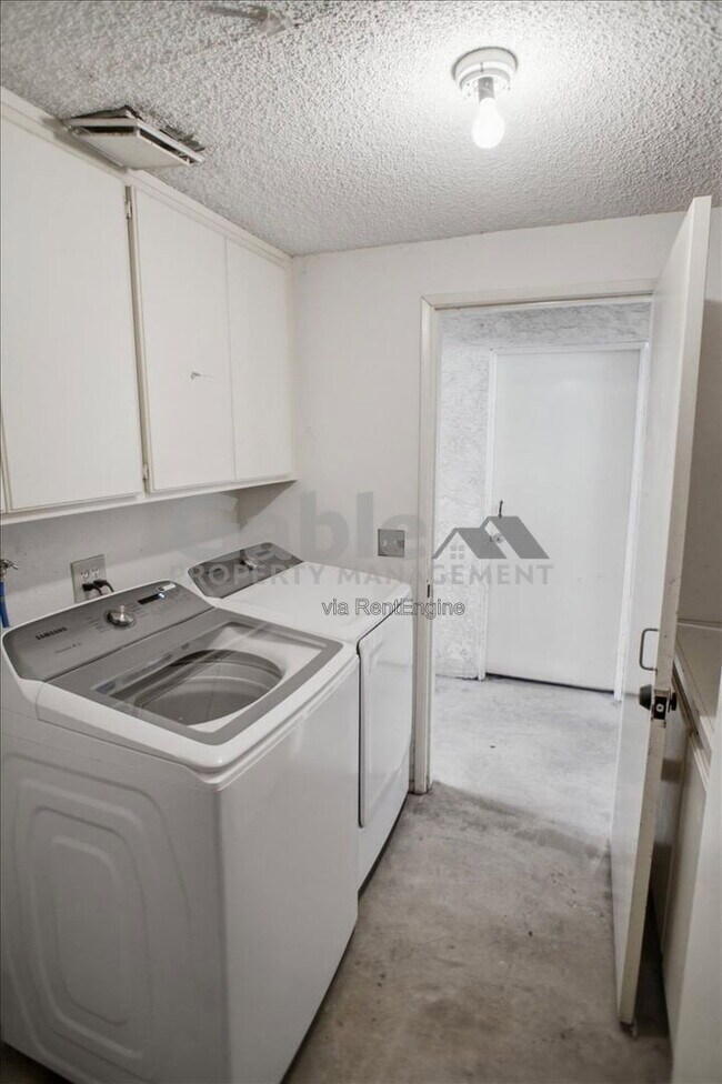 Building Photo - 18006 River Cir