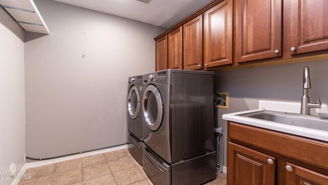 Building Photo - 44 W Foothill Dr