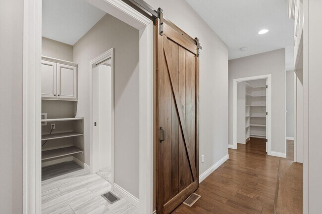 Building Photo - 1605 Labrador Dr